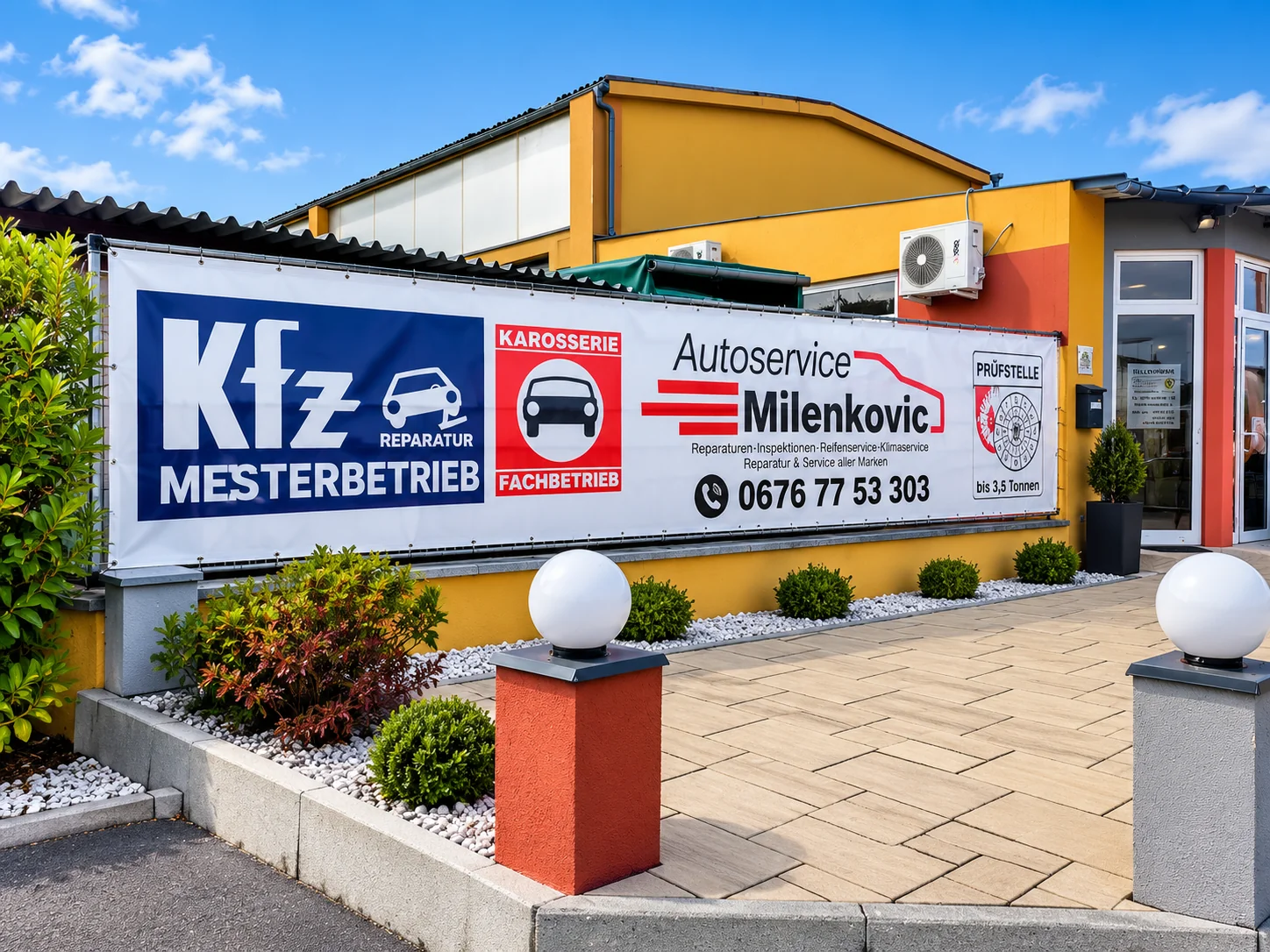 Bedrucktes Werbebanner an einem Firmengelände mit Logos, Autoservice-Leistungen und Telefonnummer.