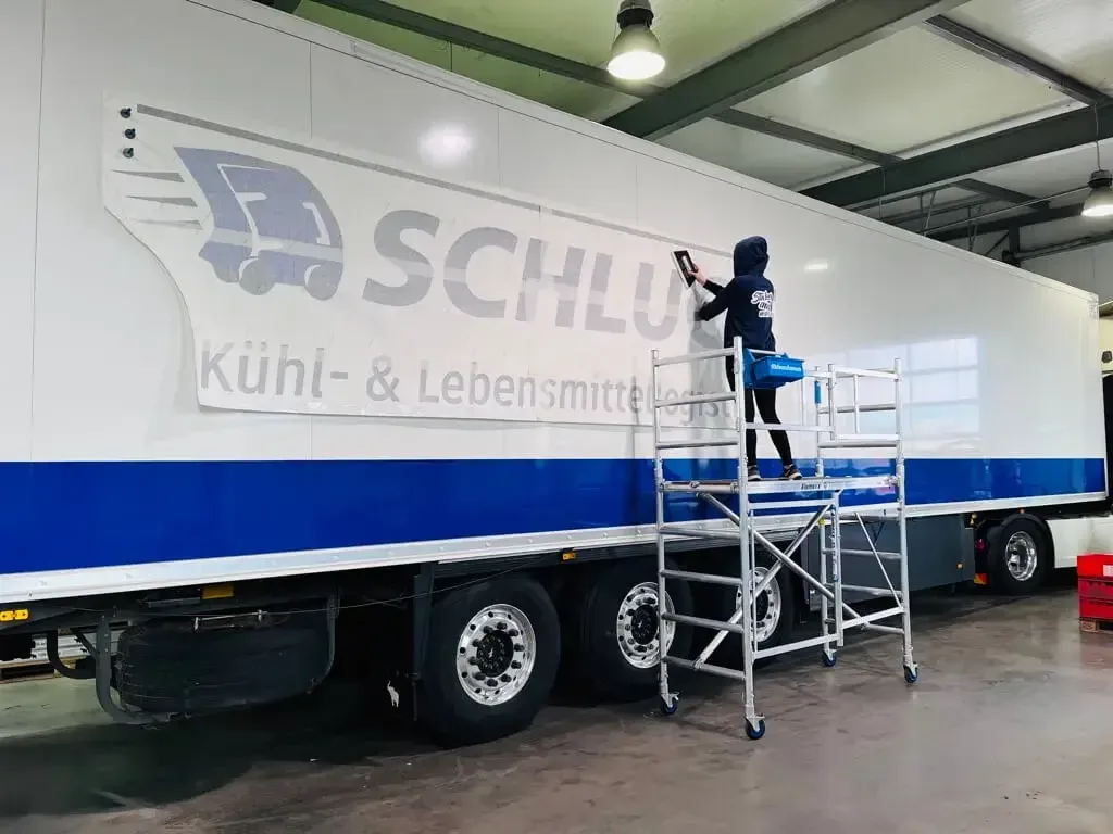 LKW mit Firmenlogo und Werbung beschriften lassen