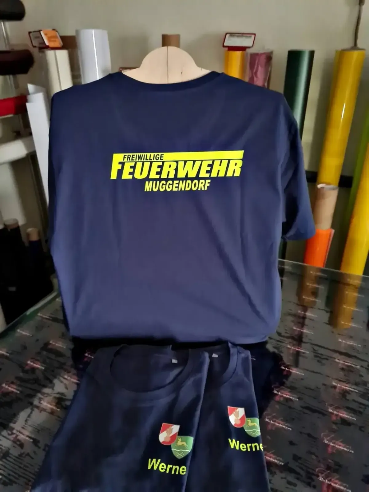 Textildruck auf schwarzem T-Shirt für Firmen und Vereine