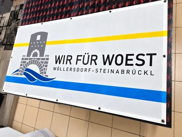Textildruck-Motive mit Fahrzeugen, Motorsportgrafiken und Schriftzügen bei der Verarbeitung.