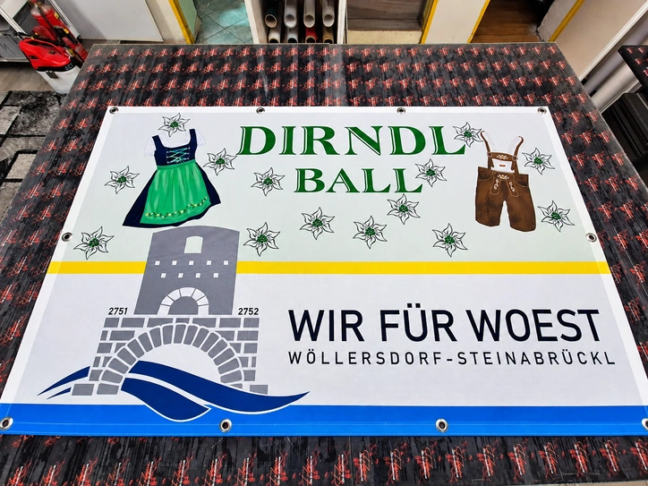 Bedrucktes Mesh-Banner mit Veranstaltungsdesign und Metallösen für den Außenbereich.