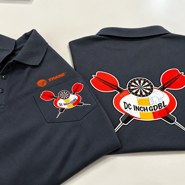 Dunkle Poloshirts mit farbigem Logo-Druck auf Brust und Rücken.