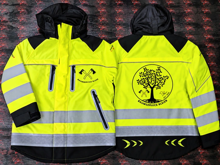Neongelbe Warnschutzjacke mit Reflexstreifen und individuellem Firmenlogo auf Vorder- und Rückseite.